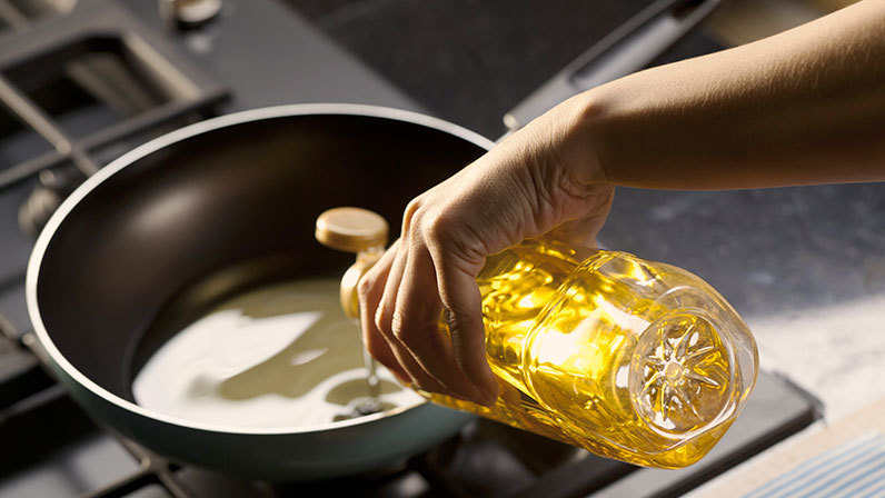 Entenda os perigos do descarte incorreto do óleo de cozinha